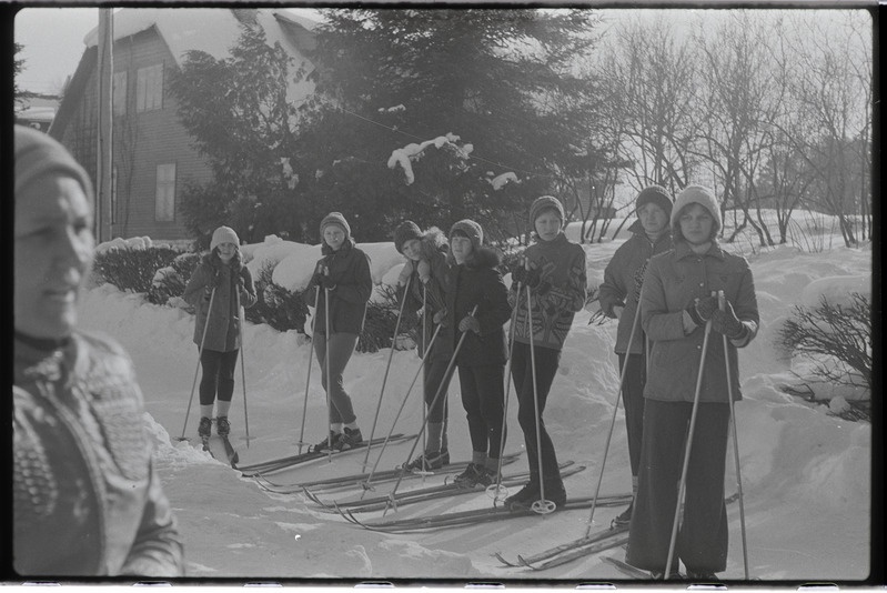 Tartu ülikooli majandusteaduskonna üliõpilased Käärikul puhkelaagris. Veebruar 1976. a.