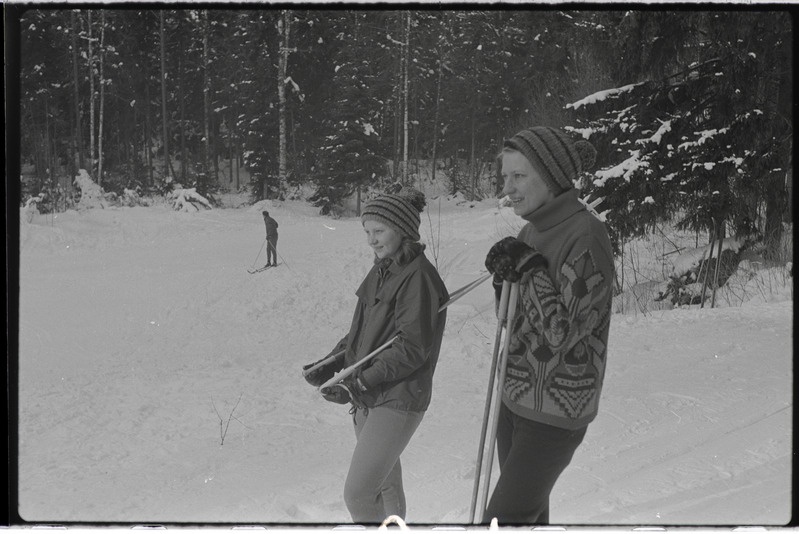 Tartu ülikooli majandusteaduskonna üliõpilased Käärikul puhkelaagris. Veebruar 1976. a.