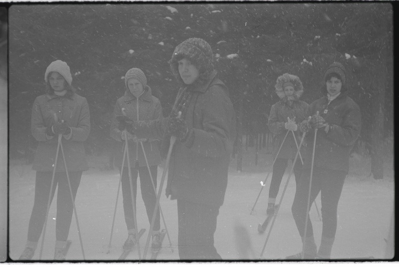 Tartu ülikooli majandusteaduskonna üliõpilased Käärikul puhkelaagris. Veebruar 1976. a.