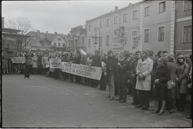 Rahvaste sõpruse päevad Tartu ülikoolis. Miiting ülikooli peahoone ees. Aprill 1977. a.