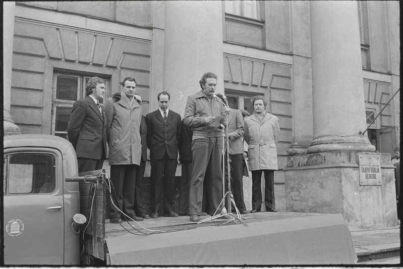 Rahvaste sõpruse päevad Tartu ülikoolis. Miiting ülikooli peahoone ees. Aprill 1977. a.