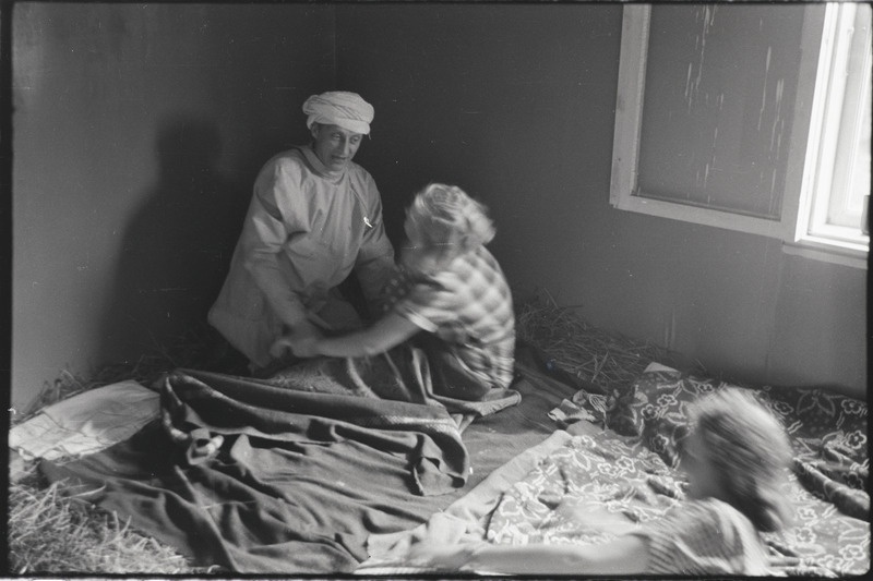 Filmi "Kihnu pulmakombed" filmimise ajal tehtud fotod. 1953.-1956. a.