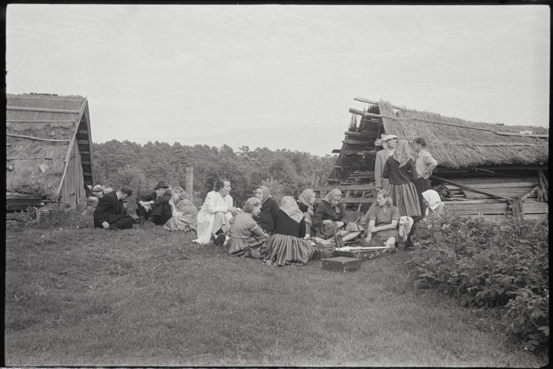 Filmi "Kihnu pulmakombed" filmimise ajal tehtud fotod. 1953.-1956. a.