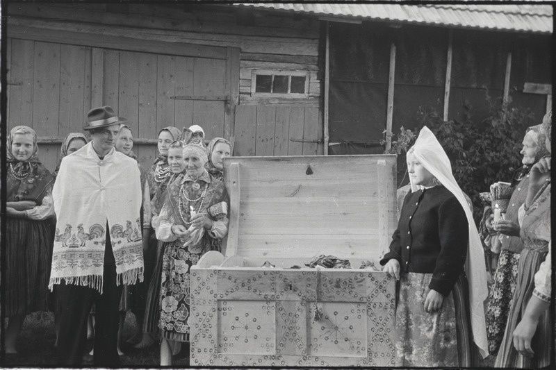Filmi "Kihnu pulmakombed" filmimise ajal tehtud fotod. 1953.-1956. a.