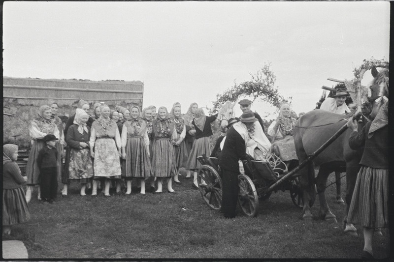 Filmi "Kihnu pulmakombed" filmimise ajal tehtud fotod. 1953.-1956. a.