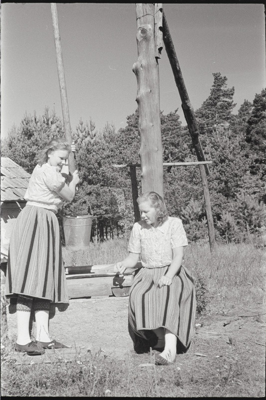 Filmi "Kihnu pulmakombed" filmimise ajal tehtud fotod. 1953.-1956. a.