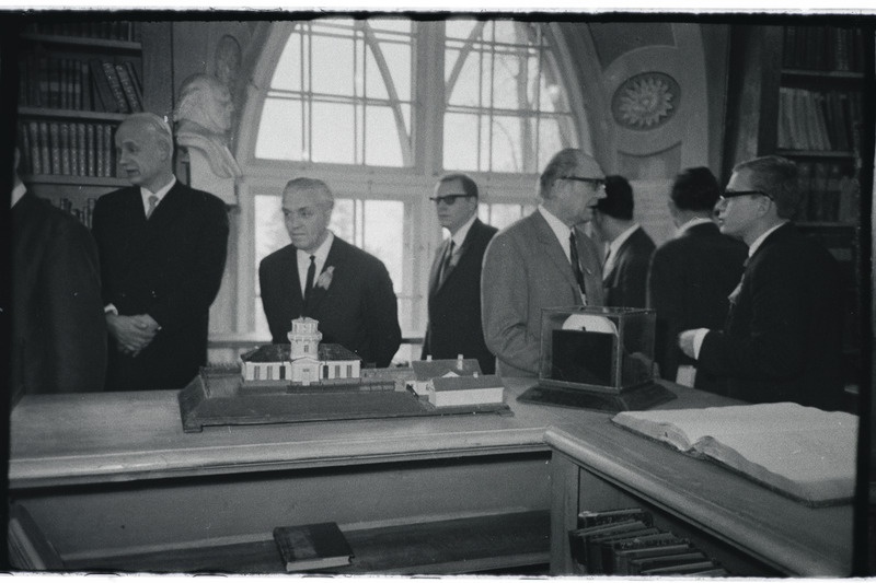 Saksa DV valitsus Tartu ülikoolis 1966. a. Vastuvõtt rektoraadis ja külaskäik teaduslikku raamatukokku