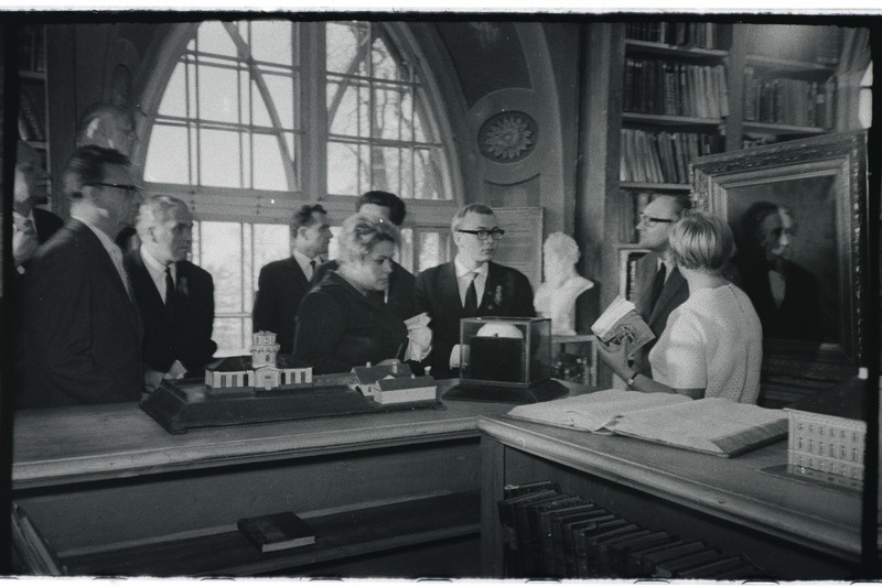 Saksa DV valitsus Tartu ülikoolis 1966. a. Vastuvõtt rektoraadis ja külaskäik teaduslikku raamatukokku