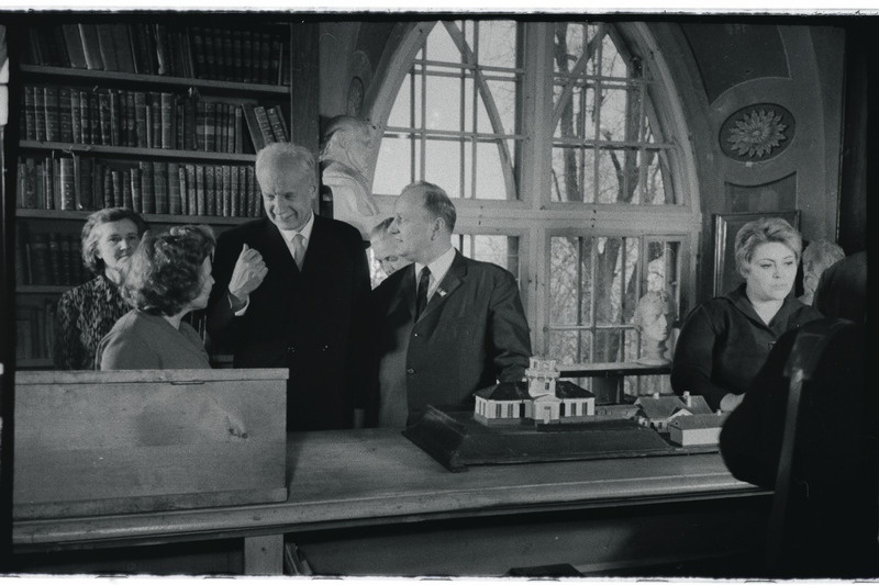 Saksa DV valitsus Tartu ülikoolis 1966. a. Vastuvõtt rektoraadis ja külaskäik teaduslikku raamatukokku