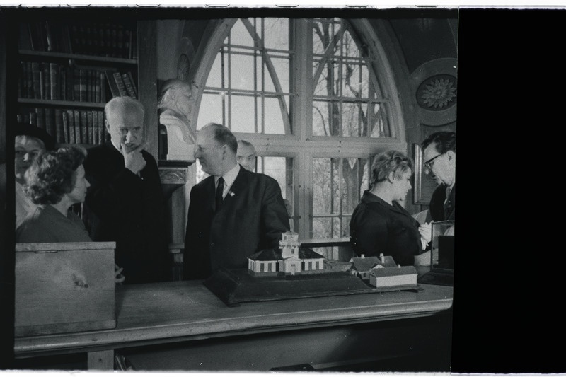 Saksa DV valitsus Tartu ülikoolis 1966. a. Vastuvõtt rektoraadis ja külaskäik teaduslikku raamatukokku