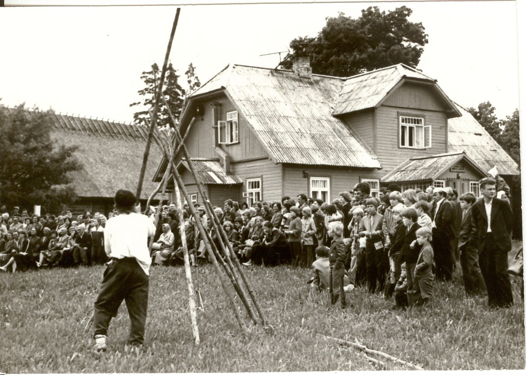 foto, A.H.Tammsaare "Vanad ja noored" etendus Tammsaare muuseumi õuel Vargamäel 1978.a.suvel
