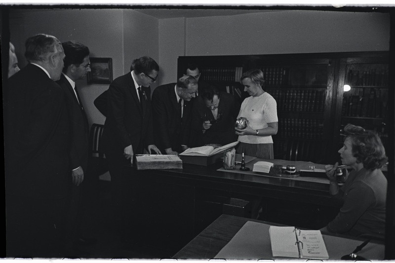 Saksa DV valitsus Tartu ülikoolis 1966. a. Vastuvõtt rektoraadis ja külaskäik teaduslikku raamatukokku