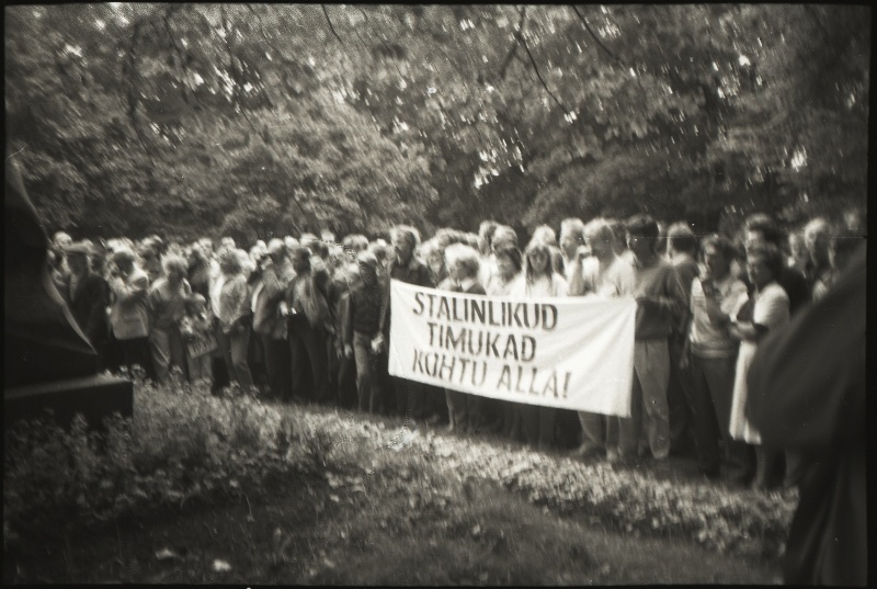 MRP avalikustamise miiting Hirvepargis. Miitingus osalejad loosungiga "Stalinlikud timukad kohtu alla!" Harjumäel Linda kuju juures.
