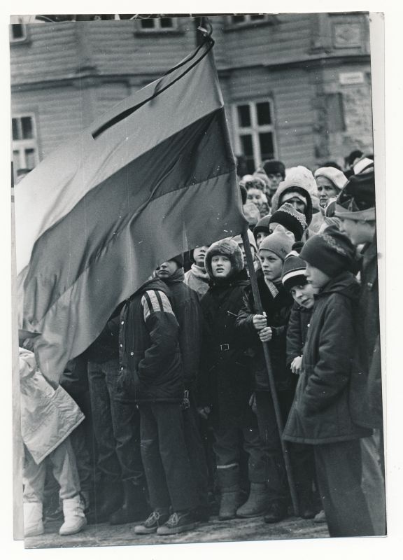 Foto. Leinamiitingul Leedu rahva toetuseks Haapsalu Lossiplatsil 14.01.1991. Mustvalge.