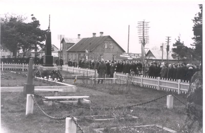 Foto. Haapsalu töötajate ja garnisoni sõjaväelaste ühine miiting Isamaasõjas langenute ausamba juures. 7.11.1949.