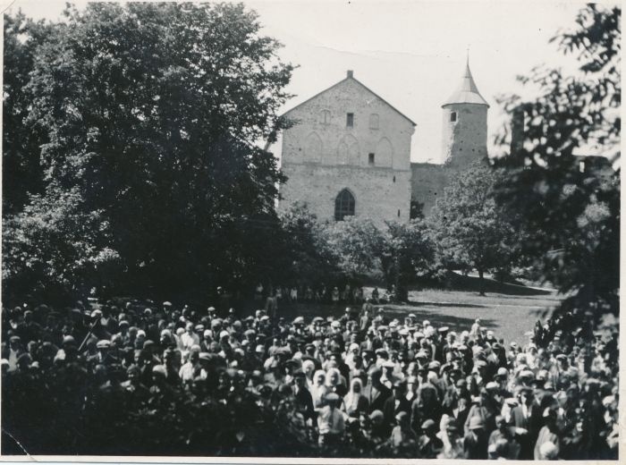 Foto. Noorsotsialistide sõjavastane miiting Haapsalu lossiaias 1931 või 1932. suvel. Fotogr. Paul Rummo.