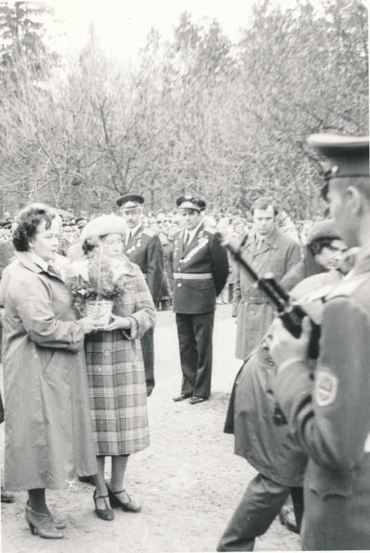 Foto. Miiting Haapsalu vennaskalmistul 8. mail 1980. Foto: A. Tarmula.