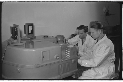Tartu ülikooli professor Vello Past loengul ja analüütilise keemia praktikum  similar photo