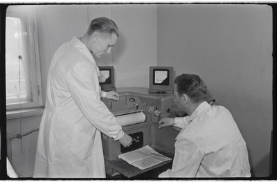 Tartu ülikooli professor Vello Past loengul ja analüütilise keemia praktikum  similar photo