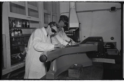 Tartu ülikooli professor Vello Past loengul ja analüütilise keemia praktikum  similar photo