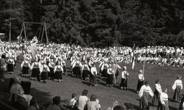 Fotonegatiiv. Eesti naiskooride laulupäev Põlvas 1989. Rongkäik Intsikurmu lauluväljakul. Alu naiskoor.