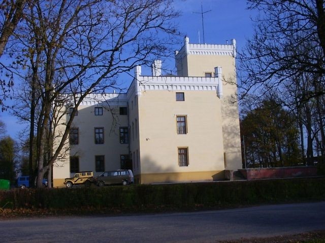 Main building of the Alum Manor