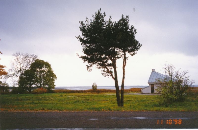Värvifoto. Pumbajaam Kastininal Haapsalus. 1998.