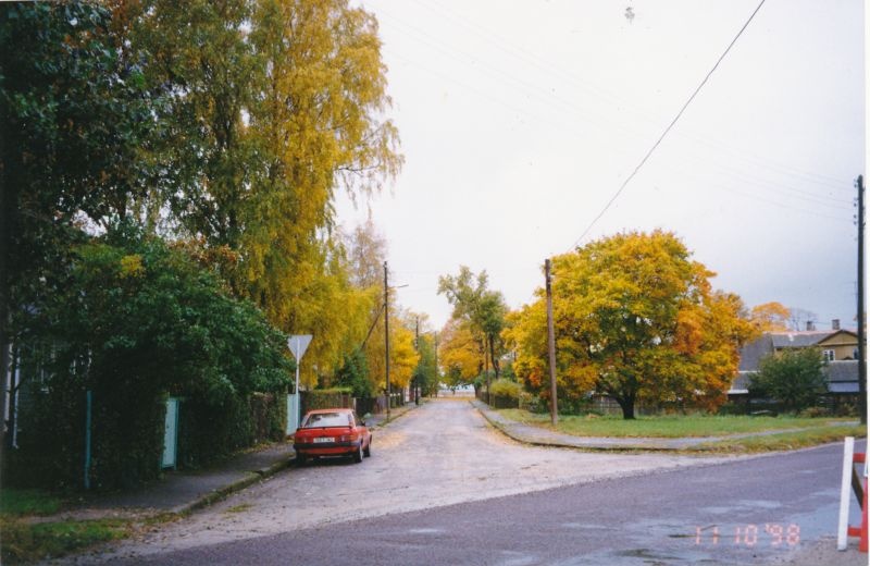 Värvifoto. Lahe tn. ja Lembitu tn. ristmik. Haapsalu. 1998.