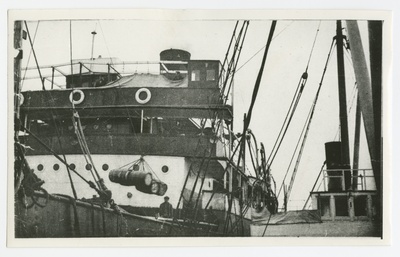 Heeringatünnide tõstmine teisele laevale heeringapüügilaevalt "Eestirand"  duplicate photo