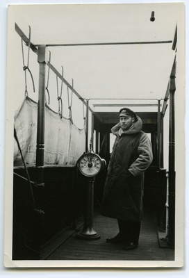 Aurulaeva "Eestirand" kapten Naeris laeva masinatelegraafi juures  similar photo
