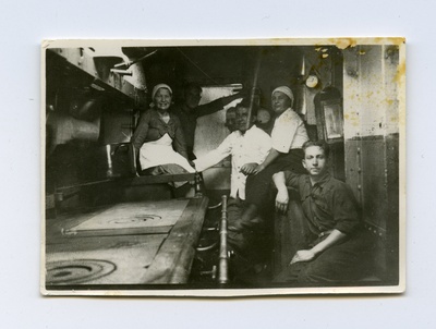 Aurulaev "Eestirand" heeringapüügil, osa laeva meeskonnast istumas kambüüsis pliidi kõrval.
1936  similar photo