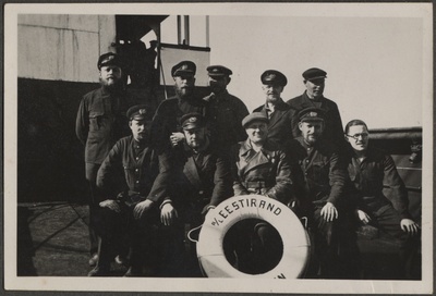 Grupifoto, aurulaeva "Eestirand" meeskonnaliikmed laeva tekil päästerõngaga  similar photo