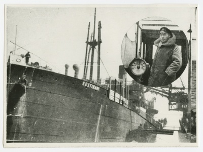 Aurulaev "Eestirand" Gdynia sadamas sütt võtmas, kapten E. Naeris laeva masinatelegraafi juures  similar photo