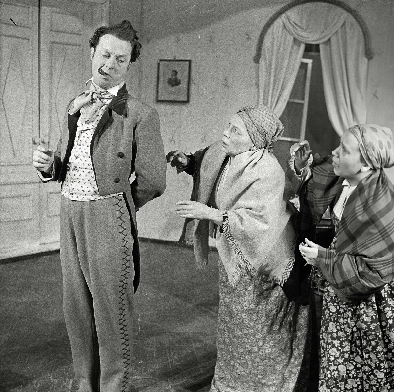 Stseen N. Gogoli näidendist Revident   (Ants Lauteri lavastus). Vasakult: 1. Ivan Aleksandrovitš Hlestakov - Ants Eskola, Fevronja Petrovna Pošljopkina - Salme Reek, allohvitseri naine - Laine Mesikäpp.