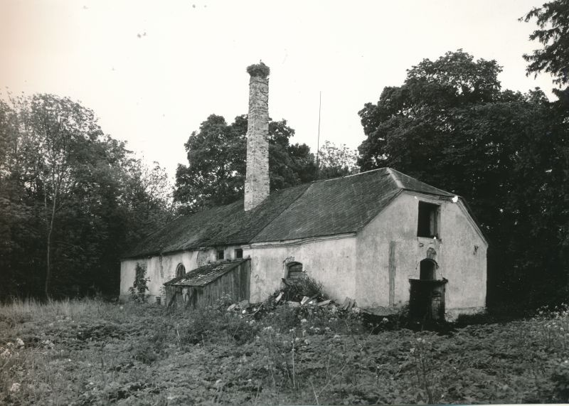 Foto. Räägu mõisa viinaköök (?), hilisem ait-kuivati. Mustvalge. Asub: HM 7975 -  Haapsalu rajooni tehnikamälestised