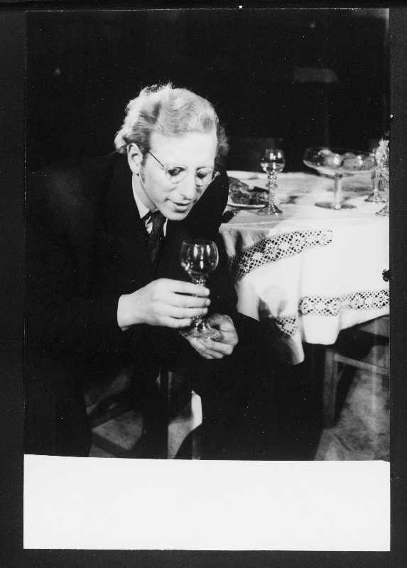 Stseen L. Maljugini näidendist Vanad sõbrad Uue Teatri noorte rühma esituses.