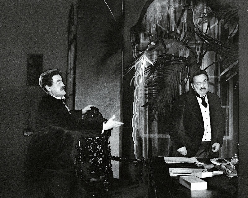 Stseen E. Vilde näidendist Pisuhänd. Vasakult Vestmann - Franz Malmsten, Sander - Eesti NSV teeneline kunstnik A. Suurorg.