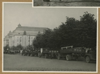 Veomasinad Estonia teatrihoone ees.  similar photo