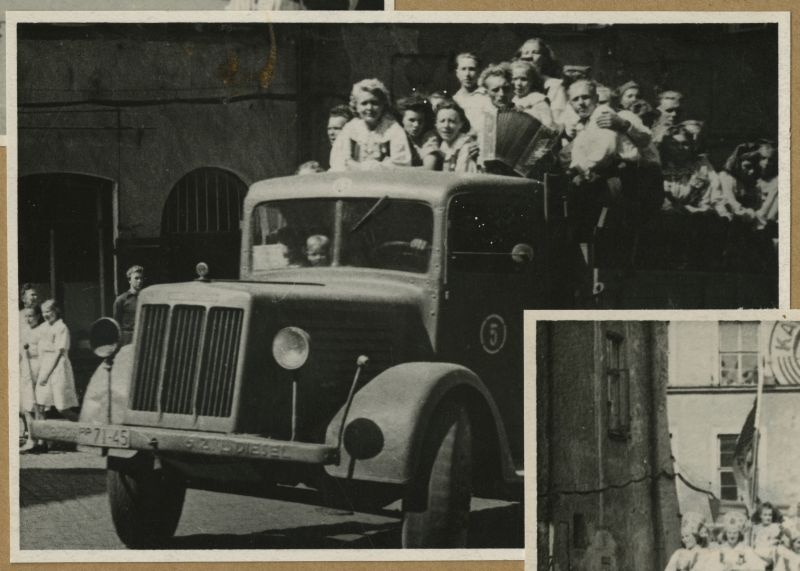 XII. Üldlaulupidu. Lauljad sõidul majutuspaikadesse veomasina kastides.