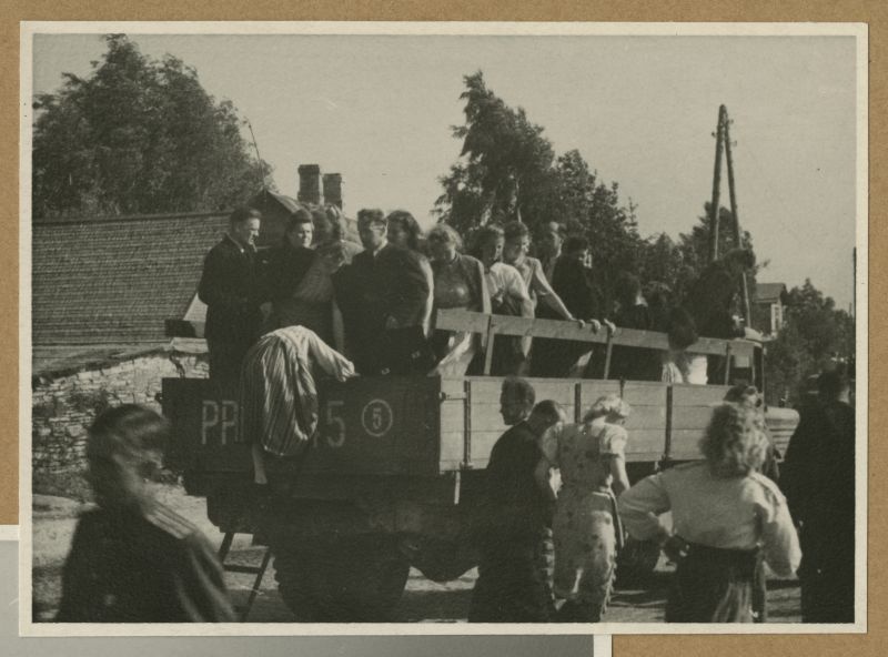 Rahva transporteerimine lauluväljakule.