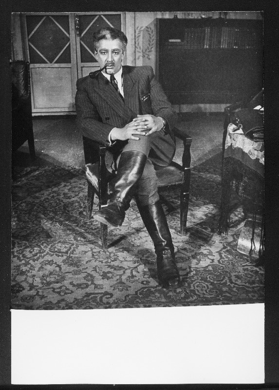 Stseen lavastusest Kaotatud kodu Riikliku Teatriinstituudi üliõpilaste esituses.Eino Baskin.