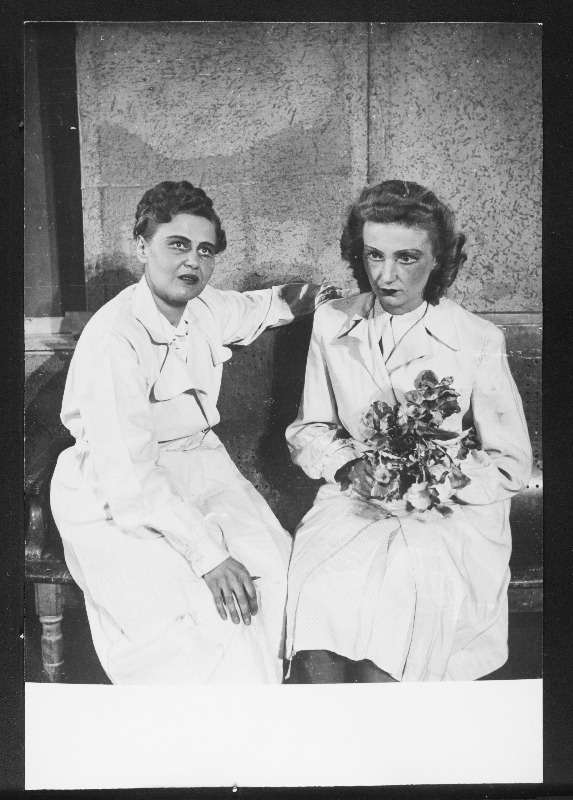 Stseen lavastusest Kaotatud kodu Riikliku Teatriinstituudi üliõpilaste esituses.