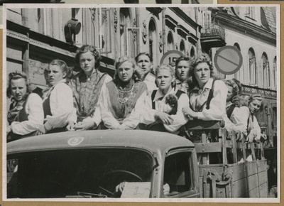 XII. Üldlaulupidu. Lauljad sõidul majutuspaikadesse veomasina kastides.  similar photo