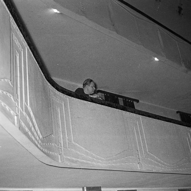 TR Draamateatri lavastaja Ilmar Tammur proovi jälgimas.