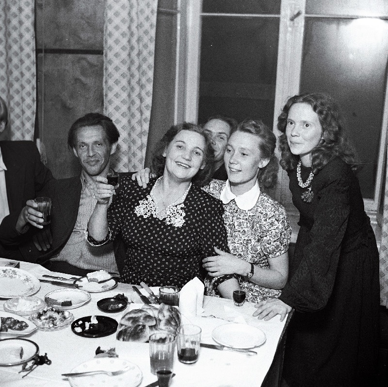 Riikliku Teatriinstituudi lõpetajad pidulauas. Paremalt 2. Linda Rummo, 3. Aili Leetva, 4. Vello Rummo, 1. Elvi Koppel.