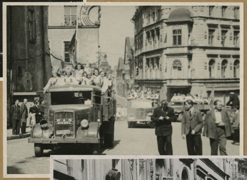 XII. Üldlaulupidu. Lauljad läbisõidul veomasina kastides Vanal turul.