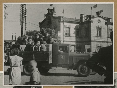 XII Üldlaulupidu. Laulukooride liikmete äraviimine majutuspaikadesse.  similar photo