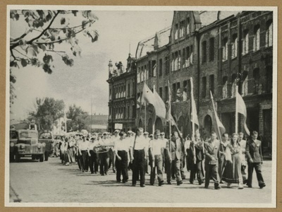 XII Üldlaulupidu. Laulukoorid sammuvad kogunemispaika.  similar photo