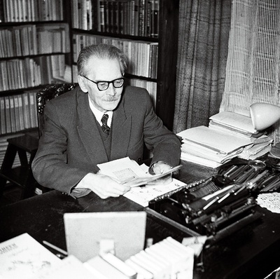 Kirjanik F. Tuglas oma töötoas.  similar photo