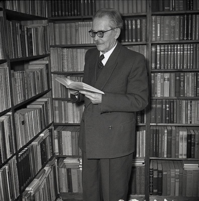 Kirjanik F. Tuglas oma töötoas.  similar photo